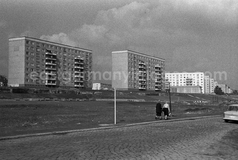 GDR picture archive: Magdeburg - Residential buildings in prefabricated style in Magdeburg in Saxony - Anhalt