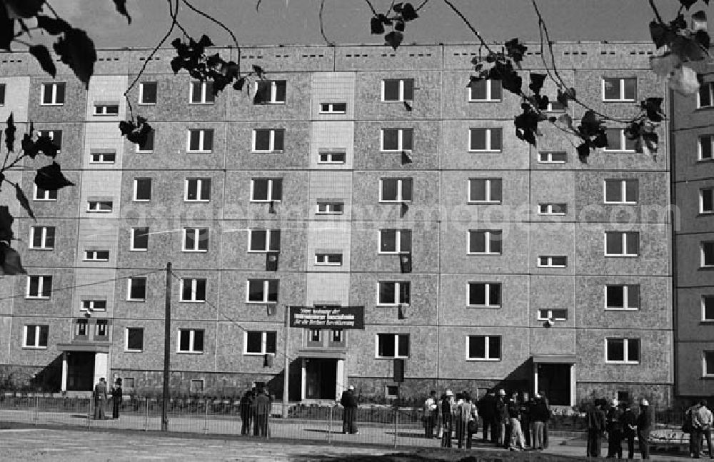 GDR photo archive: Berlin Hohenschönhausen - 09.09.1986 5000 Wohnung in Hohenschönhausen übergeben Umschlagnr.: 10