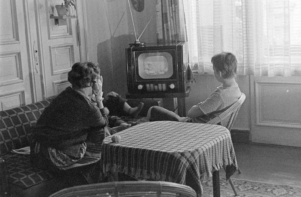 GDR picture archive: Berlin - Furnishings of an apartment - living room with a black and white television set of the type Rubens FE 855 Type C on Florastrasse in the Pankow district of Berlin East Berlin on the territory of the former GDR, German Democratic Republic