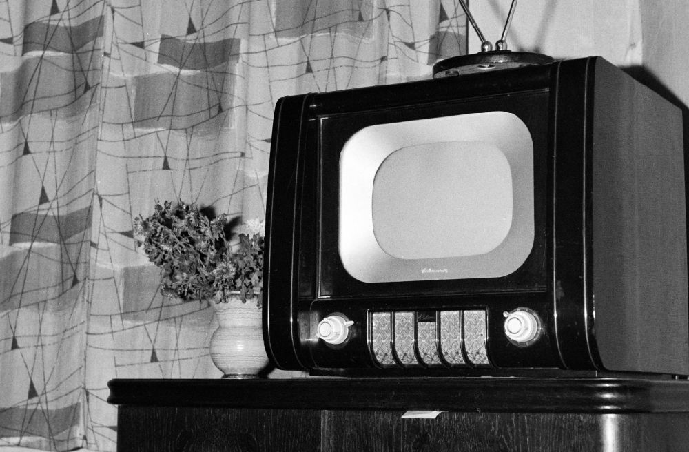 GDR picture archive: Berlin - Furnishings of an apartment - living room with a black and white television set of the type Rubens FE 855 Type C on Florastrasse in the Pankow district of Berlin East Berlin on the territory of the former GDR, German Democratic Republic
