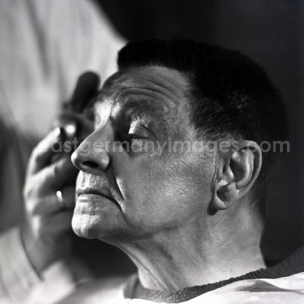 GDR picture archive: Berlin - Wolfgang Langhoff, actor and director, in the make-up room in Eastberlin on the territory of the former GDR, German Democratic Republic
