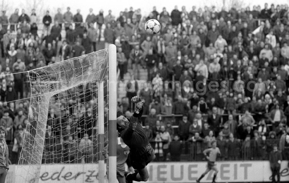 Berlin: Wolfgang Potti Matthies goalkeeper of the 1.FC Union Berlin, of the GDR Football Oberliga, during a football match at the stadium an der Alten Foersterei in East Berlin on the territory of the former GDR, German Democratic Republic