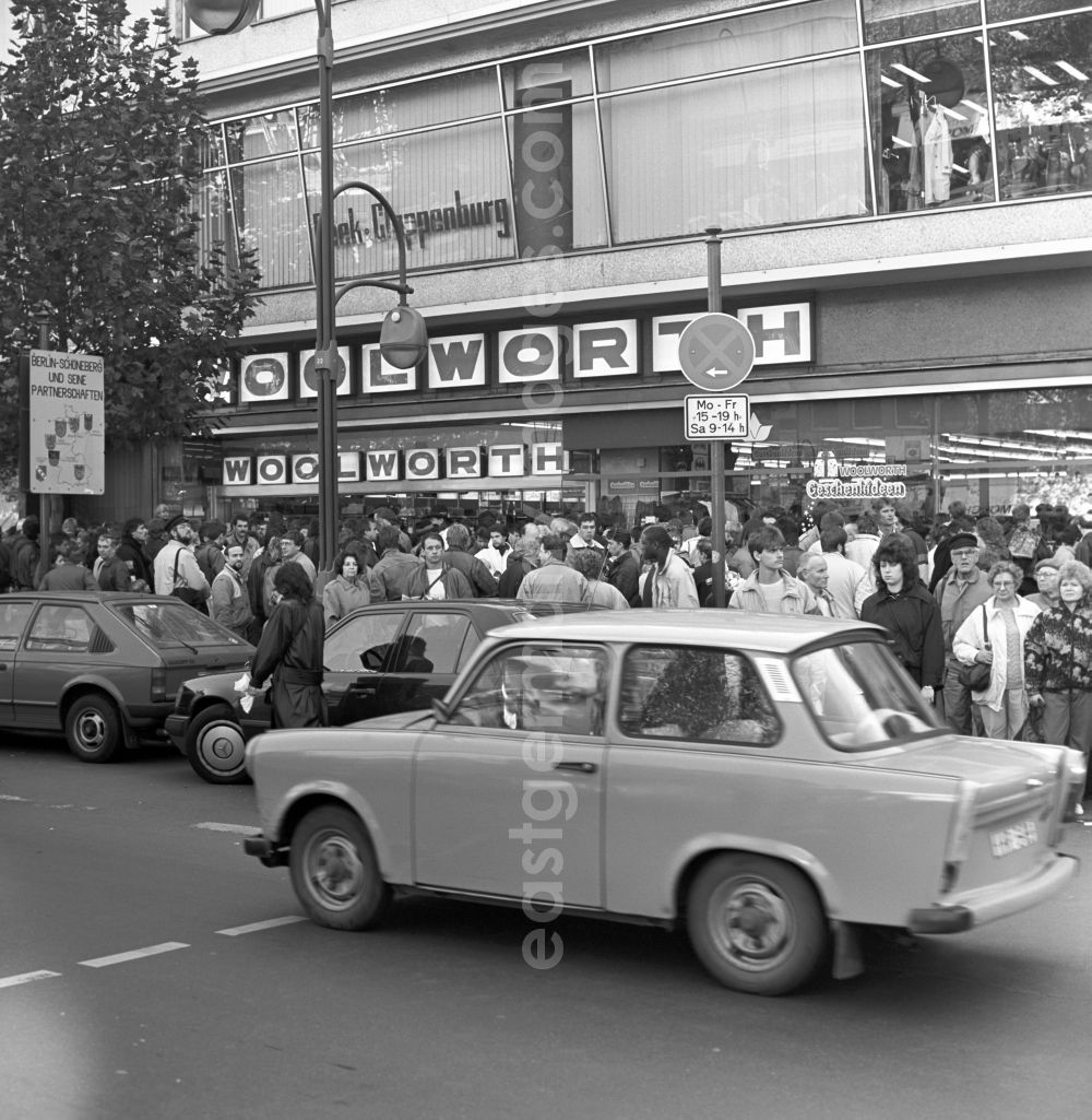 GDR photo archive: Berlin - Charlottenburg - Rush to a WOOLWORTH branch on the Kurfürstendamm in Berlin shortly after the wall came down. Likewise, vehicles dominate the GDR as Trabent and Wartburg the streets in West Berlin