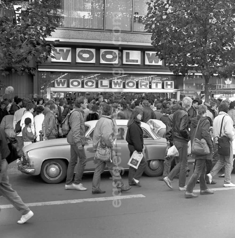 GDR picture archive: Berlin - Charlottenburg - Rush to a WOOLWORTH branch on the Kurfürstendamm in Berlin shortly after the wall came down. Likewise, vehicles dominate the GDR as Trabent and Wartburg the streets in West Berlin