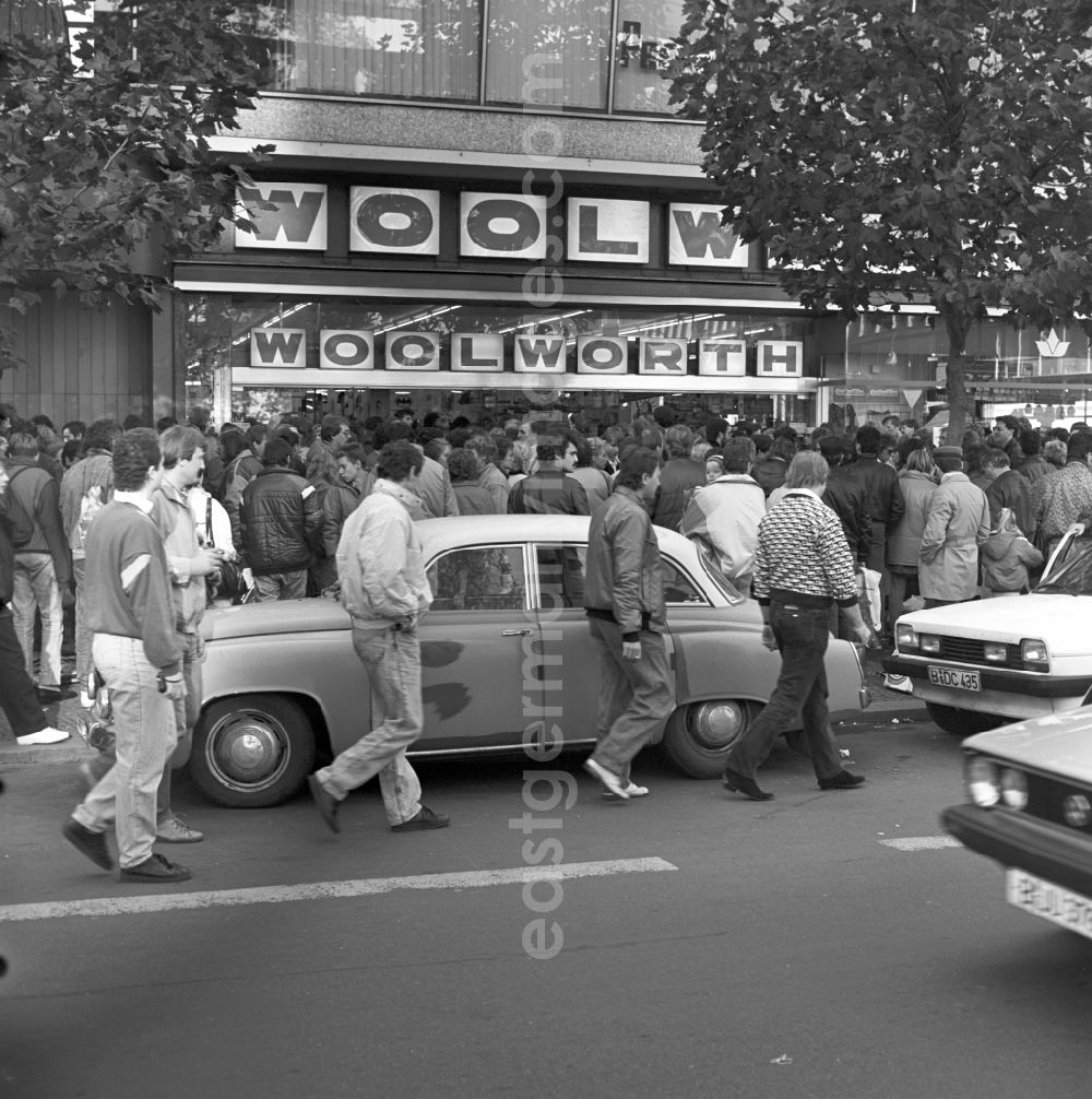 Berlin - Charlottenburg: Rush to a WOOLWORTH branch on the Kurfürstendamm in Berlin shortly after the wall came down. Likewise, vehicles dominate the GDR as Trabent and Wartburg the streets in West Berlin