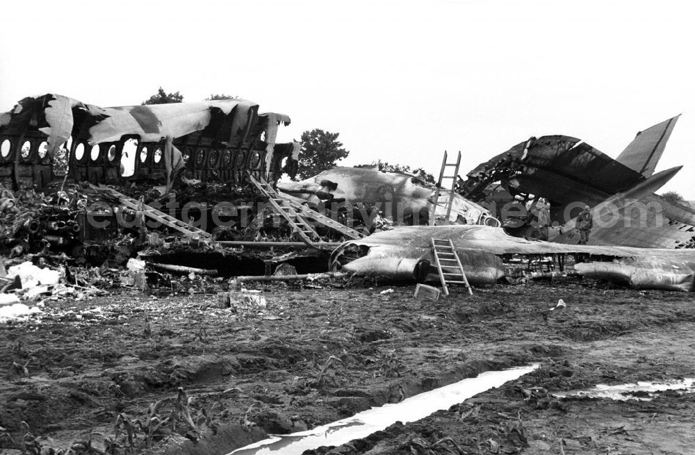 GDR image archive: Schönefeld - Wreck and junk debris of the passenger plane IL-62 at the crash site in Schoenefeld in the state Brandenburg on the territory of the former GDR, German Democratic Republic