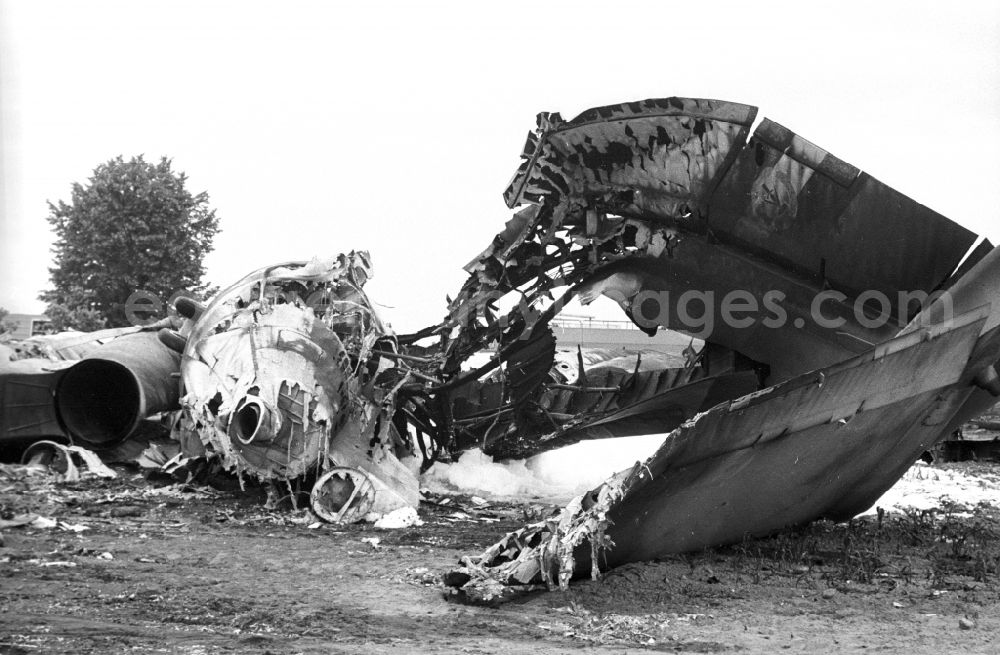 GDR image archive: Schönefeld - Wreck and junk debris of the passenger plane IL-62 at the crash site in Schoenefeld in the state Brandenburg on the territory of the former GDR, German Democratic Republic