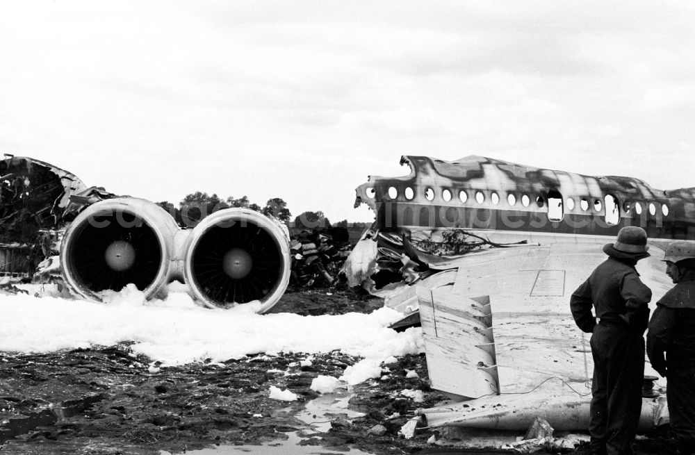 Schönefeld: Wreck and junk debris of the passenger plane IL-62 at the crash site in Schoenefeld in the state Brandenburg on the territory of the former GDR, German Democratic Republic