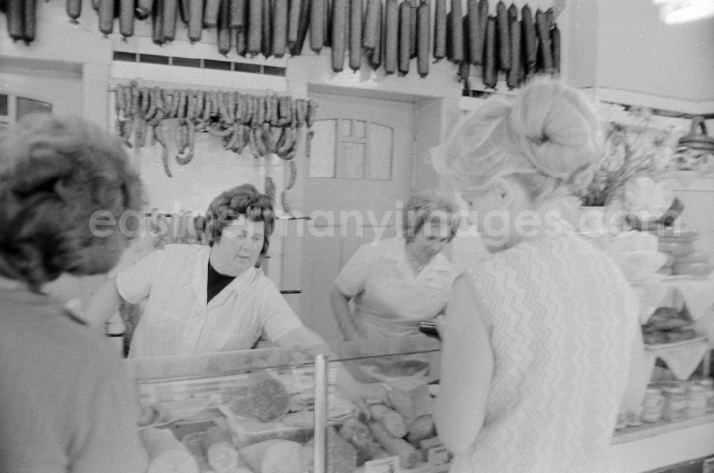 GDR image archive: Eberswalde - Sausage booth in a department store in Finow Eberswalde in Brandenburg on the territory of the former GDR, German Democratic Republic