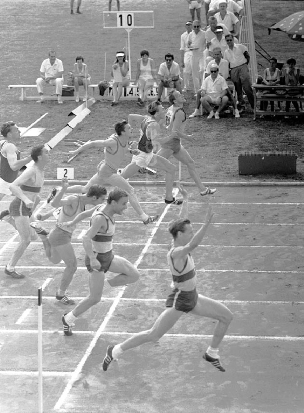 Halle: 27.-30.07.1967 XX. Leichtathletik Meisterschaft Halle Harald Eggers gewinnt Vorlauf über 100m vor Günther Gollos, Potsdam (1