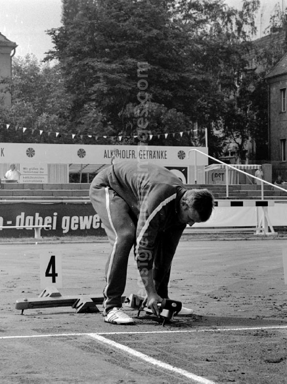 GDR image archive: Halle - 27.-30.07.1967 XX. Leichtathletik Meisterschaft Halle Max Klauß, Einh. Dresden, Start zum 100m Lauf (1