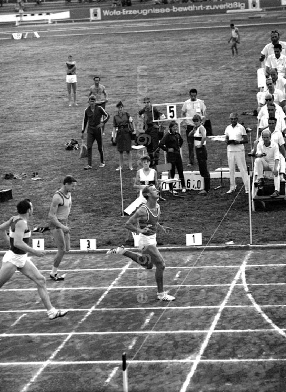 Halle: 27.-30.07.1967 XX. Leichtathletik Meisterschaft Halle 10.000m Lauf, Eisenberg vor Klaus Schimmagk (1