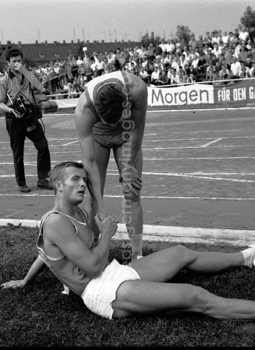 GDR picture archive: Halle - 27.-30.07.1967 XX. Leichtathletik Meisterschaft Halle Herbert Wessel gratuliert Max Klauß (1