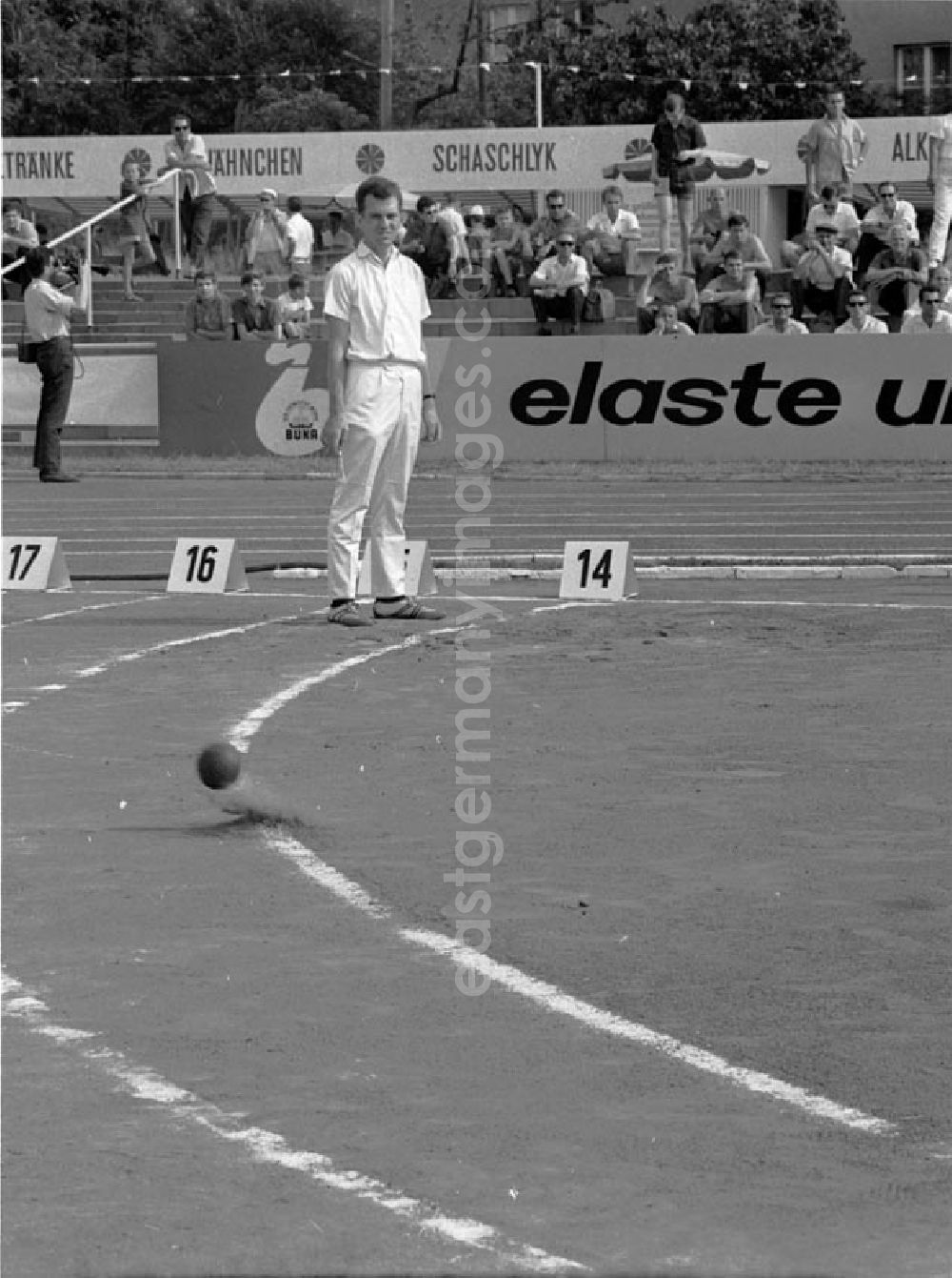 GDR image archive: Halle - 27.-30.07.1967 XX. Leichtathletik Meisterschaft Halle Kugel von Max Klauß (1