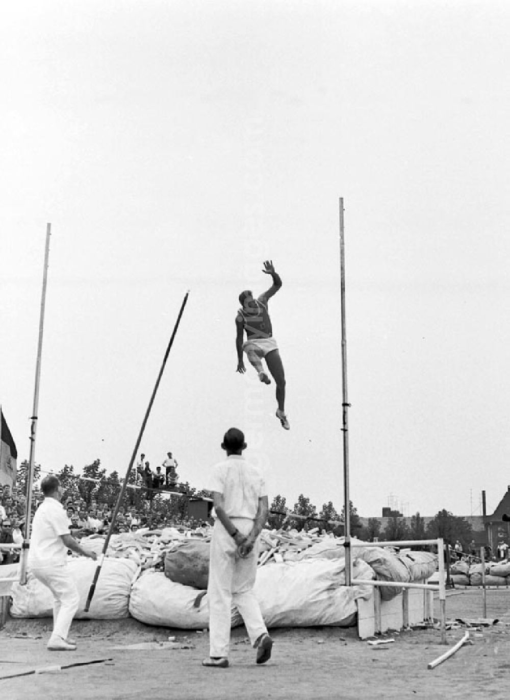 GDR image archive: Halle - 27.-30.07.1967 XX. Leichtathletik Meisterschaft Halle Max Klauß reißt bei 4.70m (1