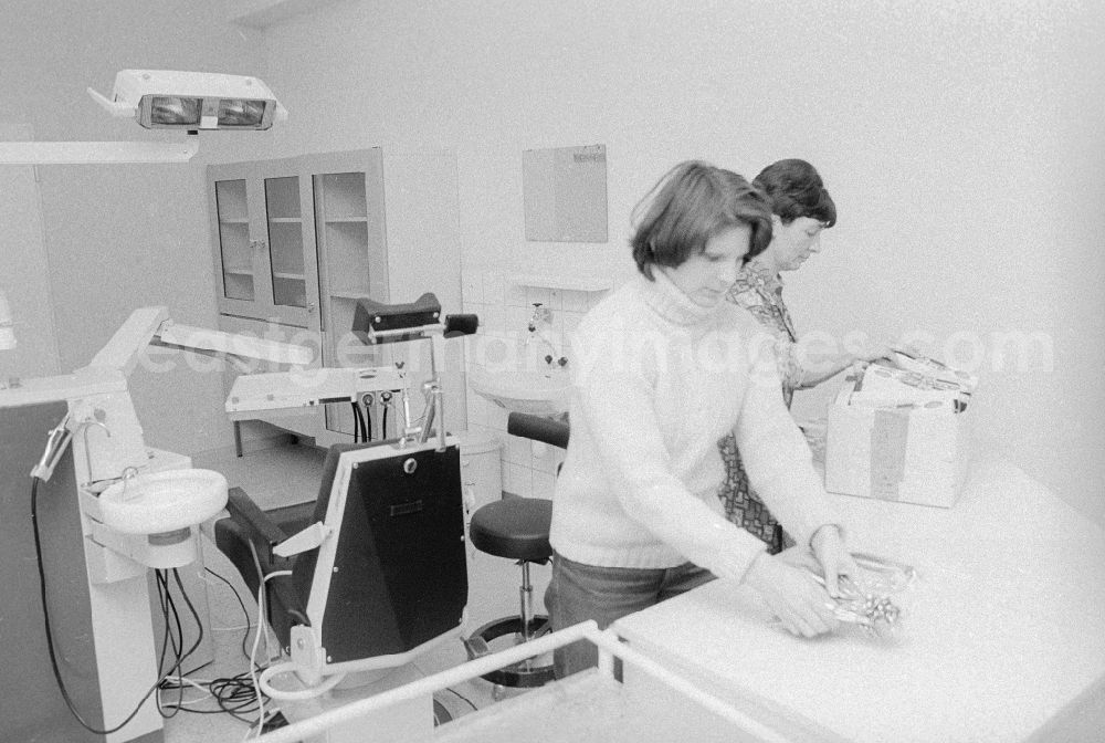 GDR picture archive: Berlin - Dentist's practise / Stomatologie in the outpatient clinic Am Tierpark in Berlin, the former capital of the GDR, German democratic republic