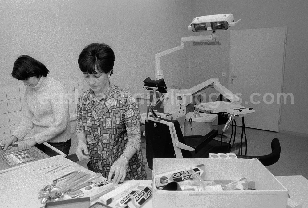 GDR picture archive: Berlin - Dentist's practise / Stomatologie in the outpatient clinic Am Tierpark in Berlin, the former capital of the GDR, German democratic republic