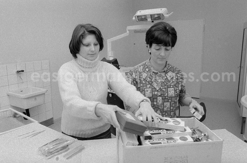 GDR image archive: Berlin - Dentist's practise / Stomatologie in the outpatient clinic Am Tierpark in Berlin, the former capital of the GDR, German democratic republic