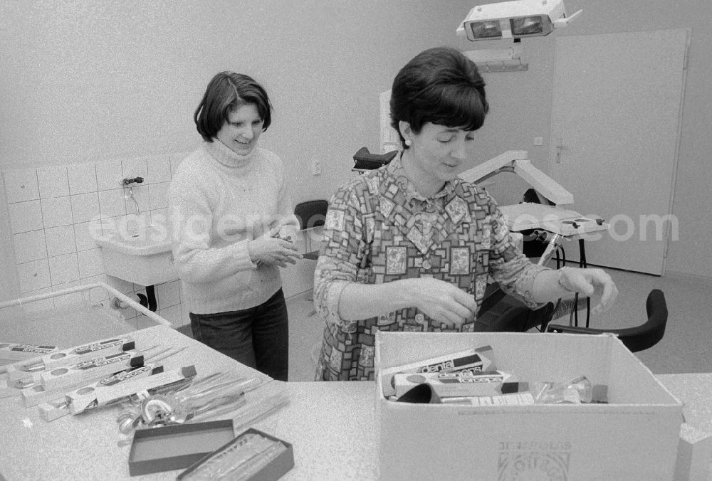 GDR photo archive: Berlin - Dentist's practise / Stomatologie in the outpatient clinic Am Tierpark in Berlin, the former capital of the GDR, German democratic republic