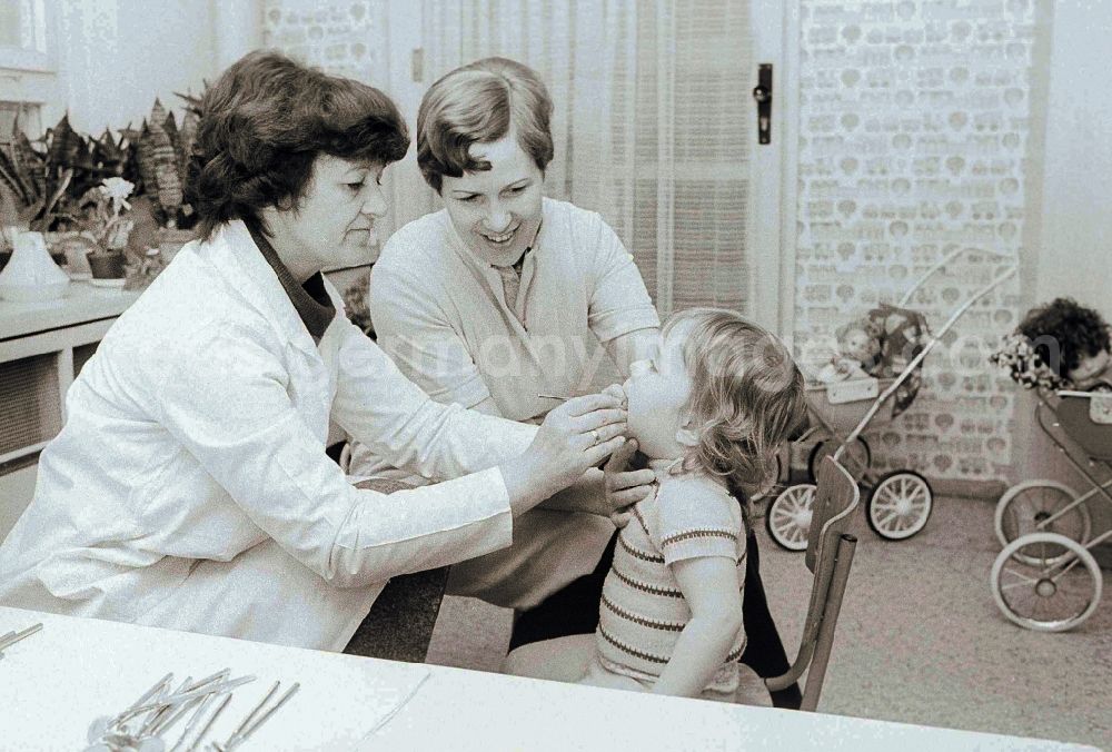 GDR image archive: Berlin - Dental-medical precaution investigation in the nursery school in Berlin, the former capital of the GDR, German democratic republic