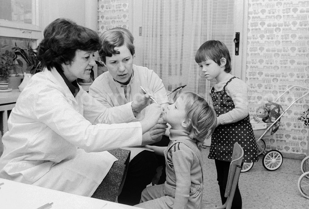 GDR photo archive: Berlin - Dental-medical precaution investigation in the nursery school in Berlin, the former capital of the GDR, German democratic republic
