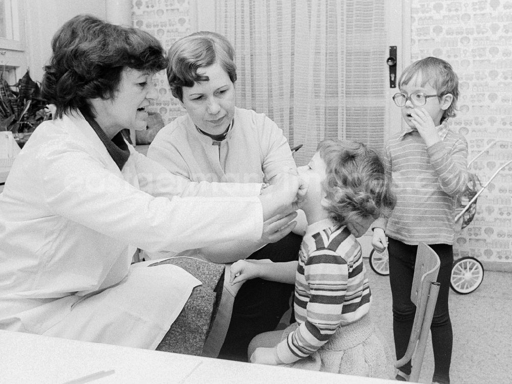 GDR picture archive: Berlin - Dental-medical precaution investigation in the nursery school in Berlin, the former capital of the GDR, German democratic republic