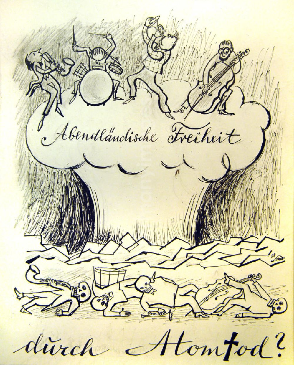 GDR picture archive: Berlin - Zeichnung von Herbert Sandberg Abendländische Freiheit durch Atomtod? aus dem Jahr 1958, 27,5x35,5cm Bleistift und Feder, handsigniert. Im Vordergrund: vier Körper mit Totenköpfen/ Skelette liegen auf dem Boden, sie halten Instrumente, wie Saxophon, Trommel, Trompete und Kontrabass in ihren Händen; dahinter: eine Explosionswolke/ ein Atompilz, darauf spielen vier Personen Saxophon, Schlagzeug, Trompete und Kontrabass.