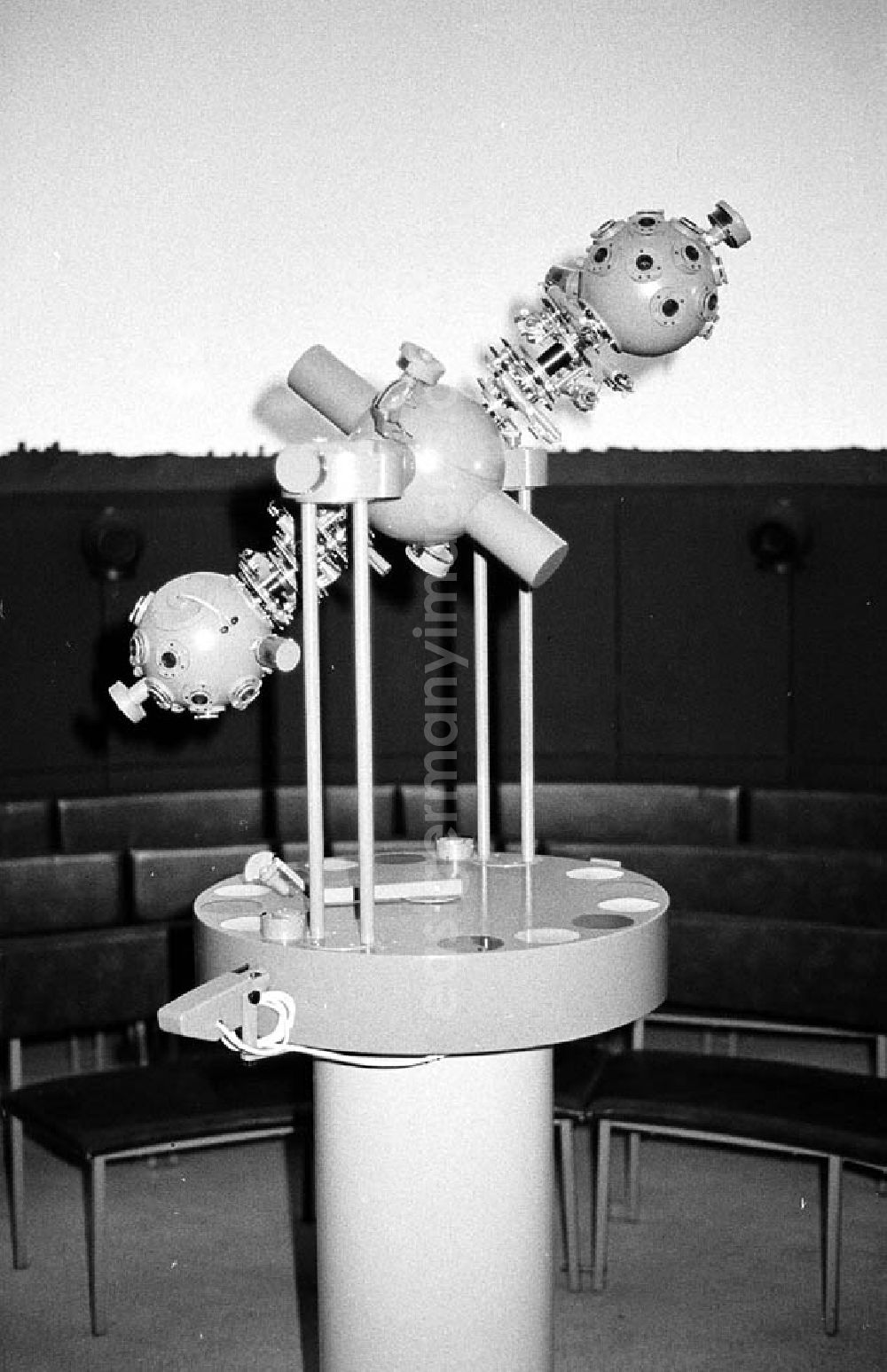 GDR picture archive: Berlin-Treptow - 18.03.1982 Zeiss Planetarium Archenhold in Berlin-Treptow Umschlagnr.: 2