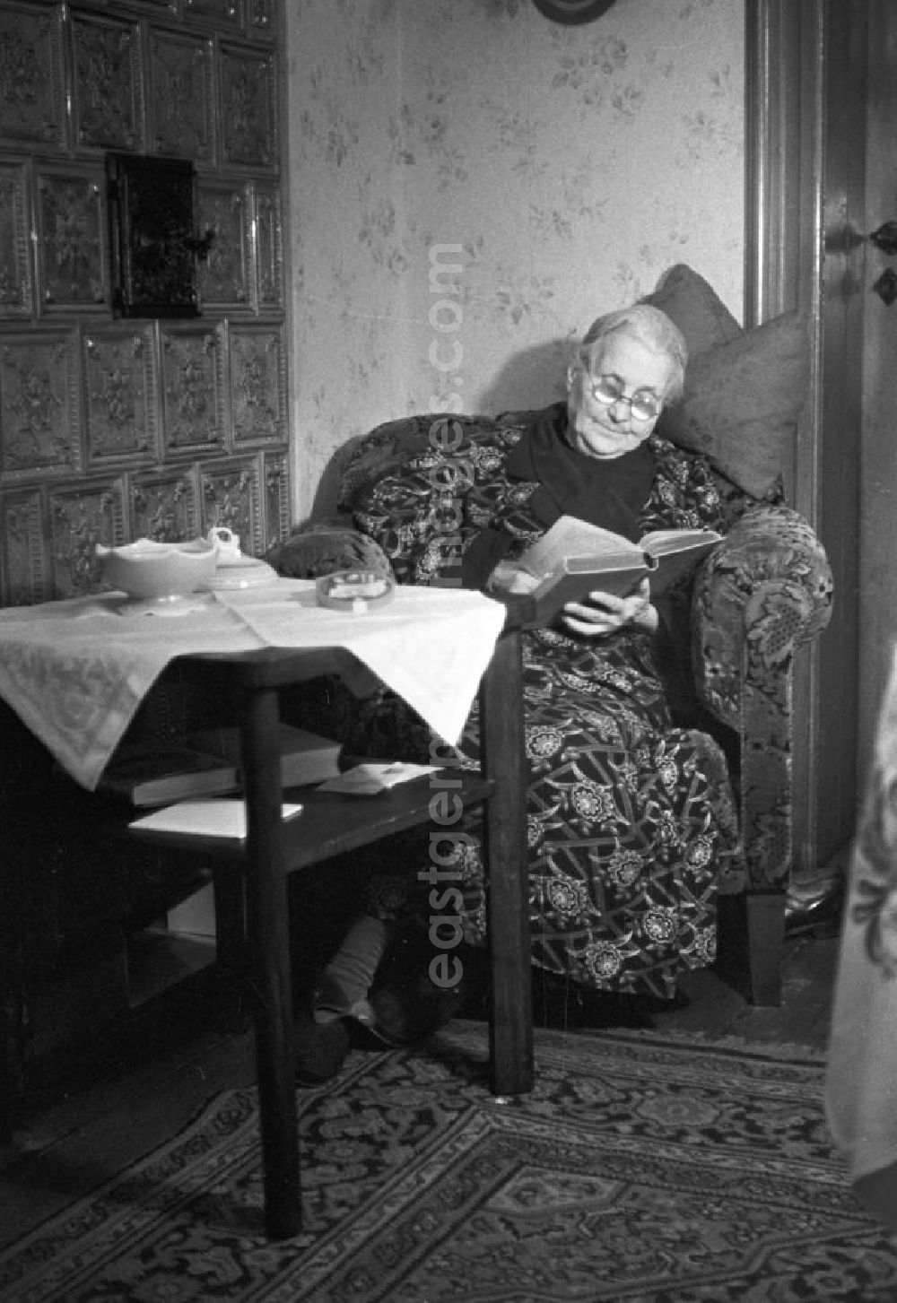 GDR picture archive: Leipzig - Wie eine richtige Märchenoma sitzt diese alte Frau in ihrem Zimmer und liest ein Buch.