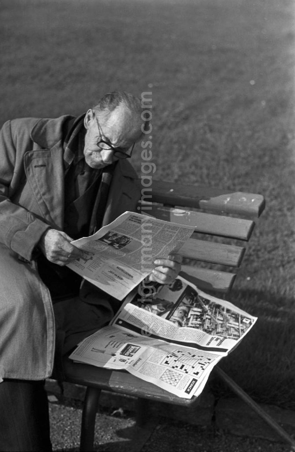 Berlin: Ein alter Mann liest auf einer Parkbank im Volkspark Friedrichshain in Berlin seine Zeitung.