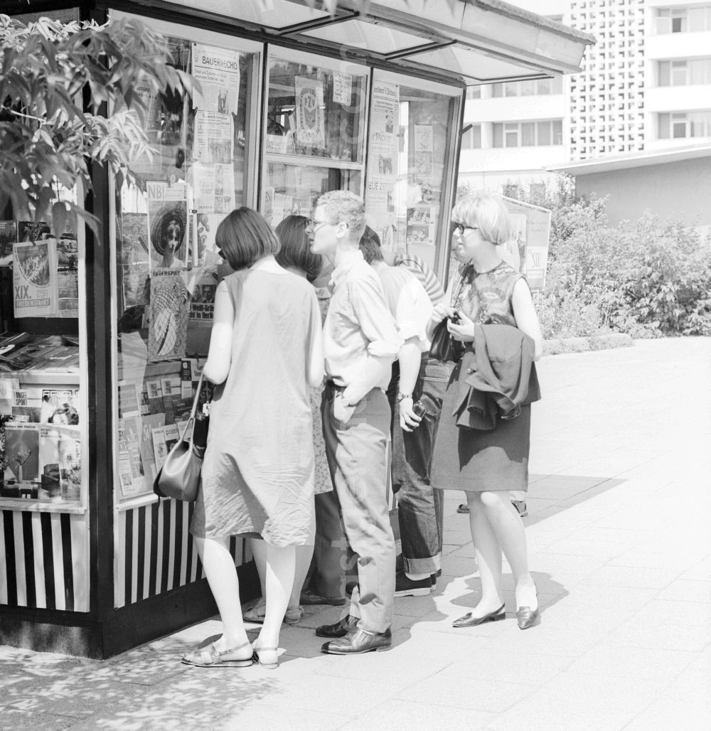 GDR picture archive: Berlin - Newspaper stand in a residential area in Berlin, the former capital of the GDR, the German Democratic Republic. The Post newspaper distribution, PZV, in the GDR was the governmental body for all distribution of newspapers and magazines at home and abroad