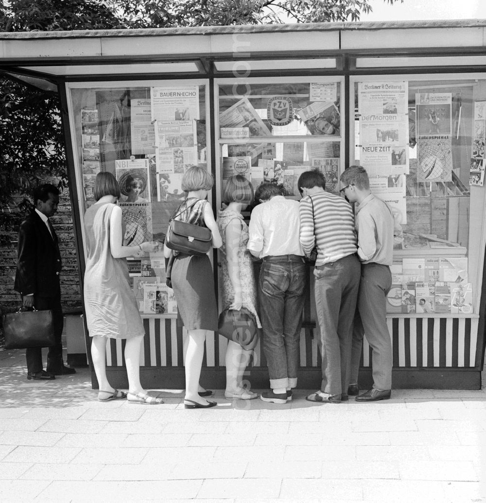 Berlin: Newspaper stand in a residential area in Berlin, the former capital of the GDR, the German Democratic Republic. The Post newspaper distribution, PZV, in the GDR was the governmental body for all distribution of newspapers and magazines at home and abroad