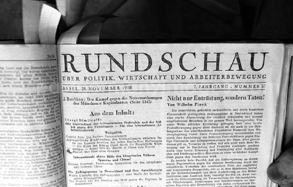 GDR photo archive: - 03.11.1986 Zeitungsreproduktionen Umschlagnr.: 12