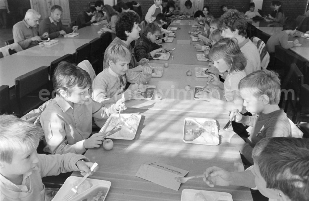 GDR image archive: Thale - Lunch at the central pioneer camp Erich Weinert Friedrichsbrunn Pioneer camp Erich Weinert Friedrichsbrunn in the federal state of Saxony-Anhalt in the territory of the former GDR, German Democratic Republic