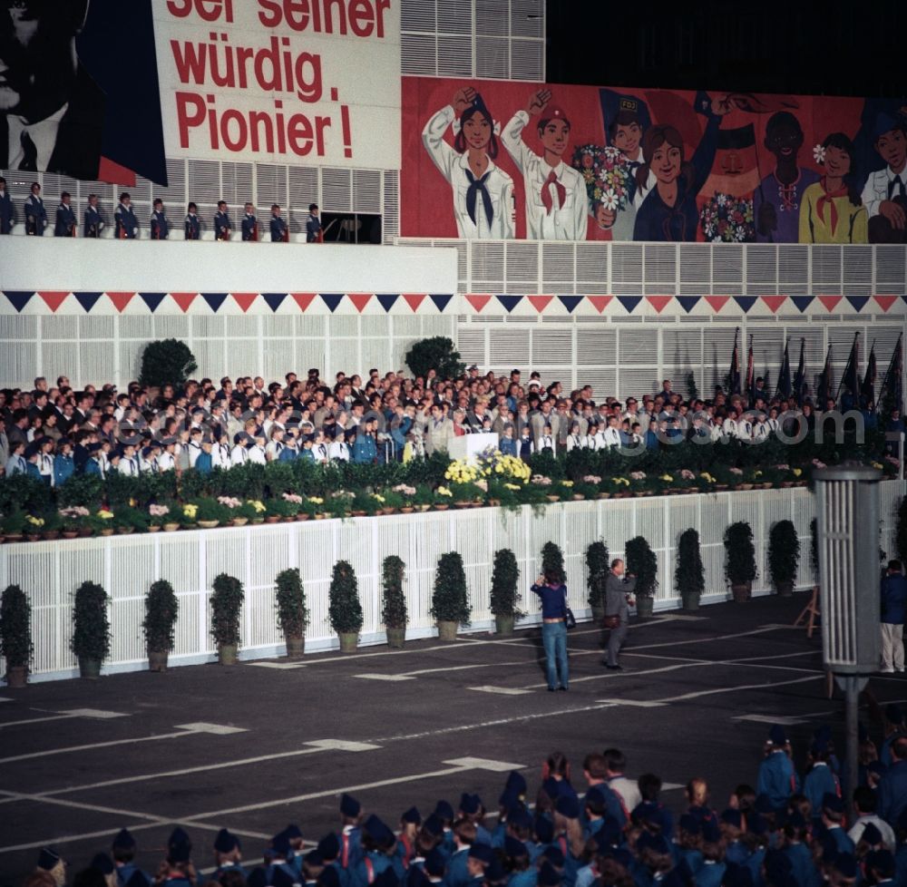 GDR image archive: Dresden - VIP stand before the Dresden Palace of Culture during the first central council meeting of the Young Pioneers of the Pioneer Organization Ernst Thaelmann