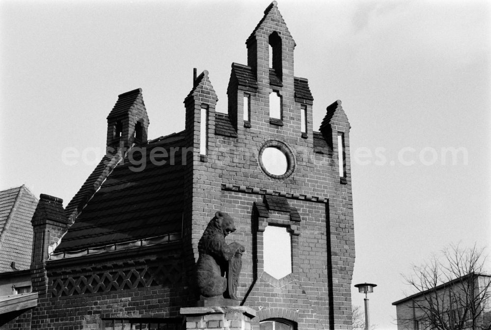 GDR photo archive: Berlin - Production facilities and production equipment of the municipal slaughterhouse at the Leninallee (today Landsberger Allee ) in Berlin, the former capital of the GDR, German Democratic Republic