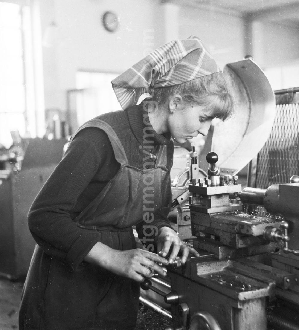 GDR picture archive: Berlin - Turner in the lathe in Berlin, the former capital of the GDR, German democratic republic