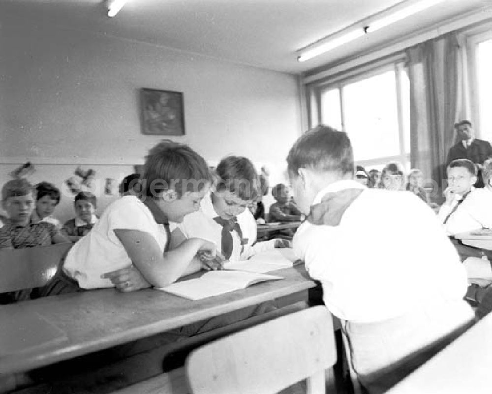 GDR image archive: Berlin - Schüler / Pioniere / Pionier bei Zeugnisausgabe. Schüler schauen gemeinsam auf Zeugnis.