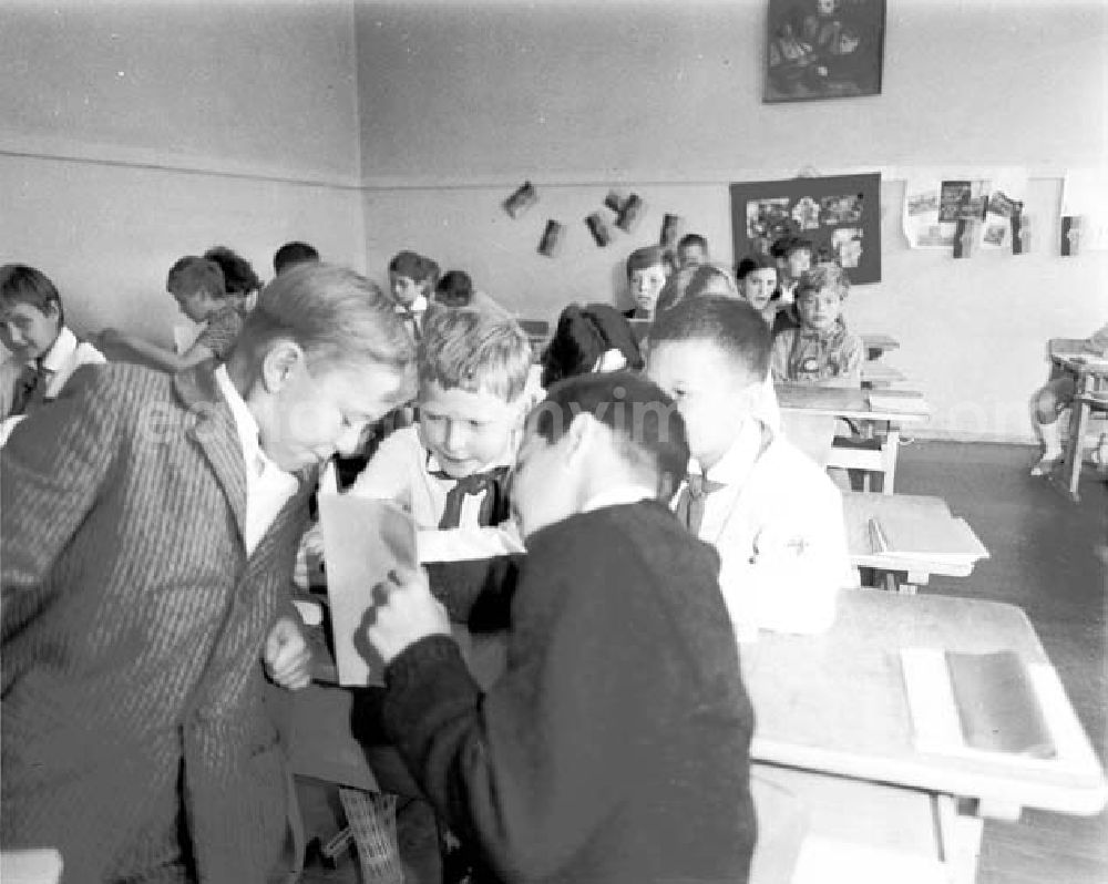 GDR photo archive: Berlin - Schüler / Pioniere / Pionier bei Zeugnisausgabe. Schüler zeigt Mitschülern sein Zeugnis.