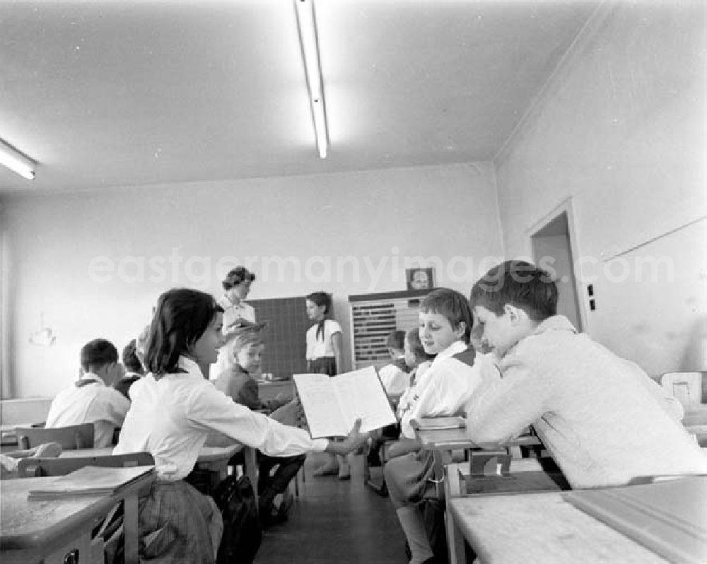GDR picture archive: Berlin - Schüler / Pioniere / Pionier bei Zeugnisausgabe. Schülerin zeigt Mitschülern ihr Zeugnis.