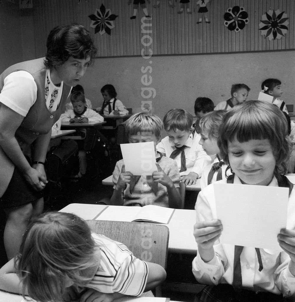 GDR image archive: Berlin - Report issue in the 1st class in Berlin, the former capital of the GDR, German democratic republic. Young pioneers receive her first report