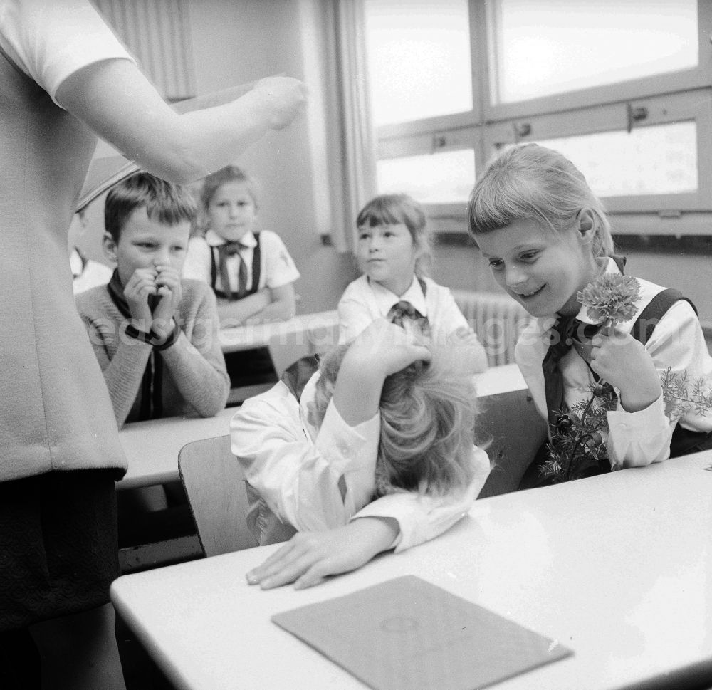 GDR image archive: Berlin - Report issue in the 1st class in Berlin, the former capital of the GDR, German democratic republic. Young pioneers receive her first report