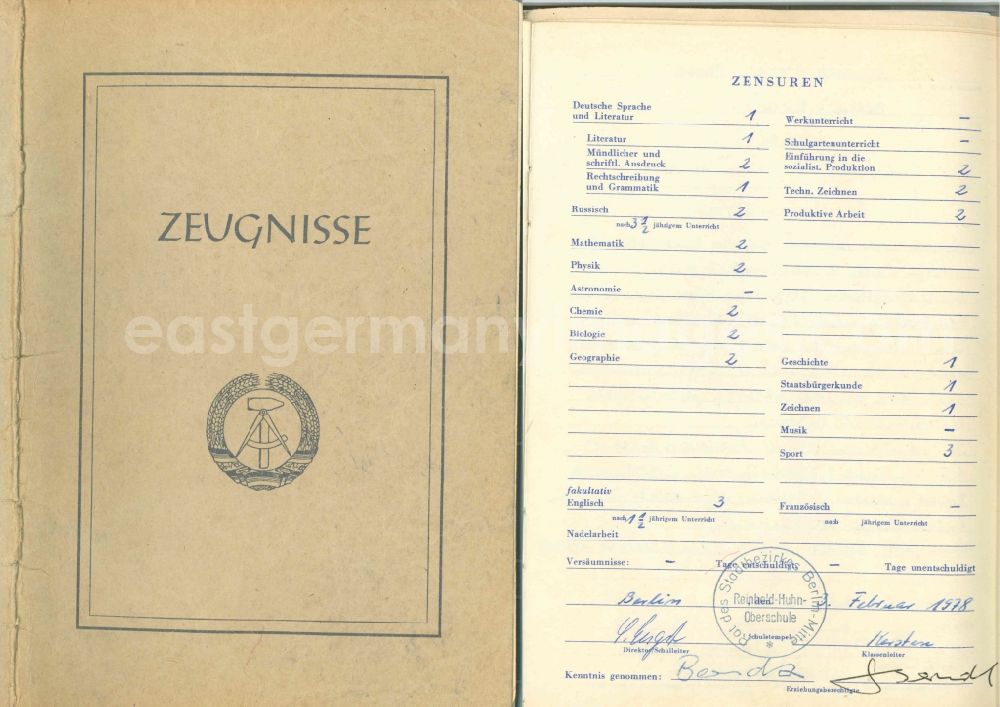 GDR image archive: Berlin - Testimony of a student of POS Polytechnic High School with grades in Russian, English, German, civics, chemistry, physics, biology, history, drawing and geography at the former 18th Secondary School in Berlin, the former capital of the GDR, German Democratic Republic