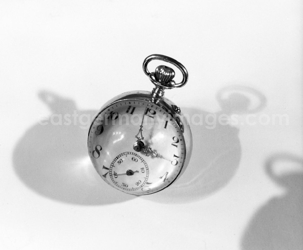 GDR photo archive: Ruhla - Hours and minutes on a watch facee pocket watch of VEB Uhrenwerke Ruhla in Ruhla in the state Thuringia on the territory of the former GDR, German Democratic Republic