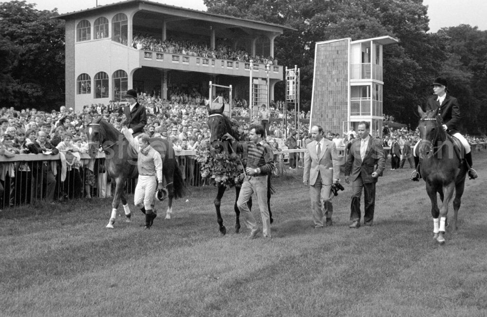 Hoppegarten: Zingaro with Lutz Pyritz after the victory in the GDR derby in Hoppegarten, Brandenburg in the territory of the former GDR, German Democratic Republic