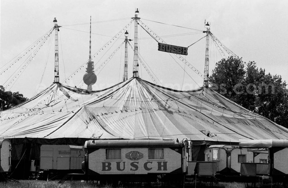 GDR photo archive: - Zirkus Busch baut Zelt auf 04.07.9