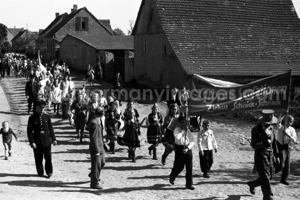 GDR photo archive: Merseburg - Circus Schnick Schnack guests in Merseburg in the federal state Saxony-Anhalt in Germany