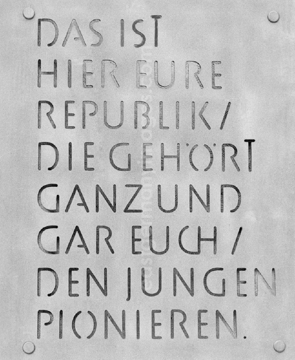 GDR image archive: Joachimsthal - Quotation of Wilhelm Pieck, in a Matall board stamped, on the occasion of the opening of the pioneer's republic Wilhelm Pieck in the Werbellin lake in Joachimsthal in the federal state Brandenburg in the area of the former GDR, German democratic republic