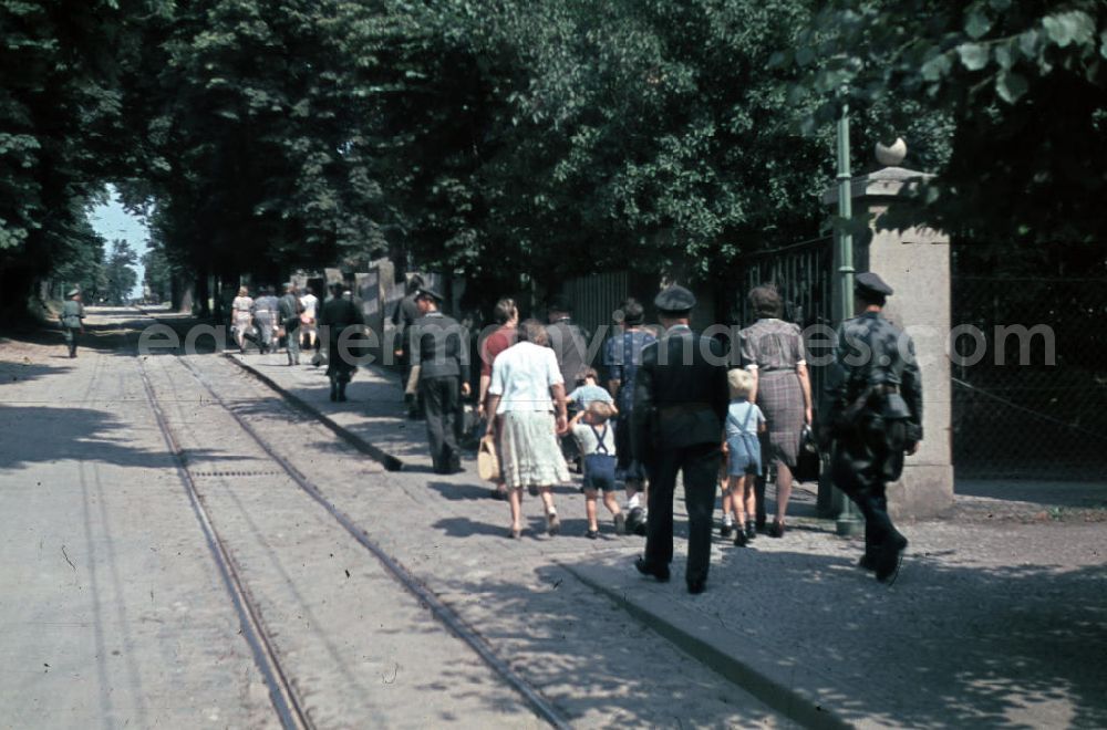 GDR picture archive: Halle an der Saale - Frauen, Kinder und Männer in Uniformen auf dem Weg zum Zoo. Woman, children and men in uniforms on the way to the zoo.