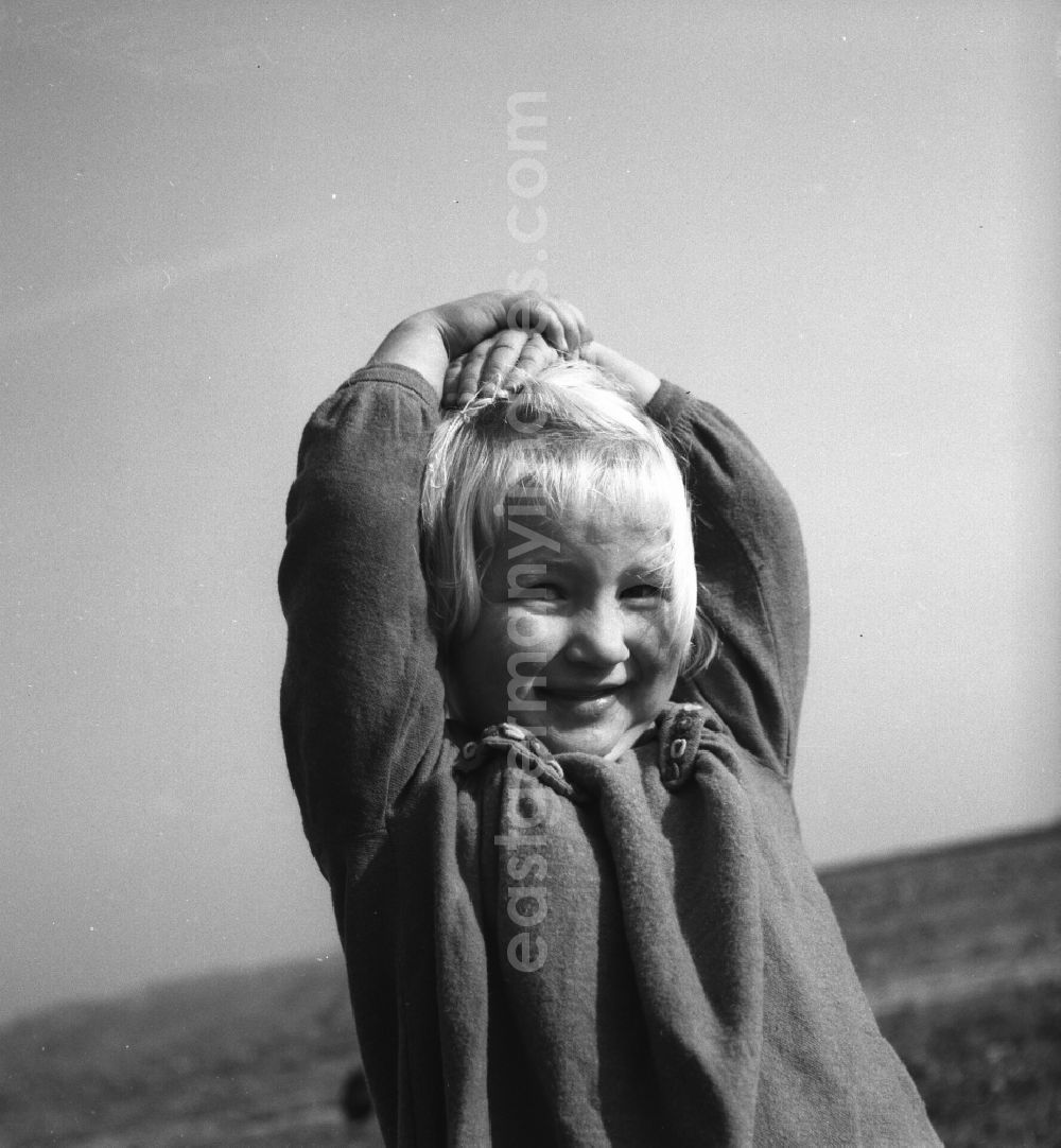 GDR photo archive: Trinwillershagen - Children on the field during the sugar beet harvest of the German Agricultural Production Cooperative LPG Rotes Banner in Trinwillershagen in Mecklenburg-Western Pomerania